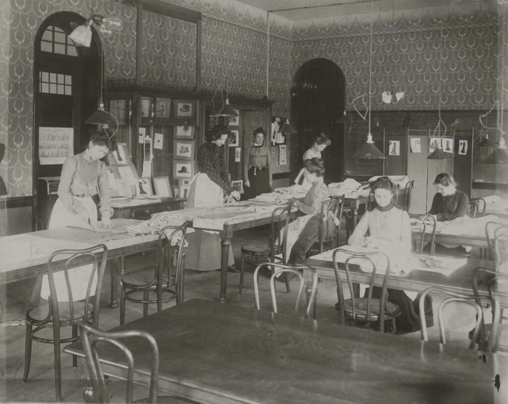 sewing lab in 1901