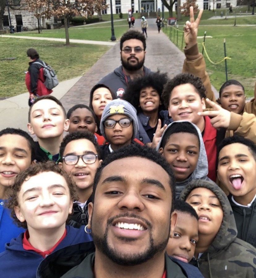 Selfie of Che Jackson and a group of 15 young boys on Ohio State's Oval